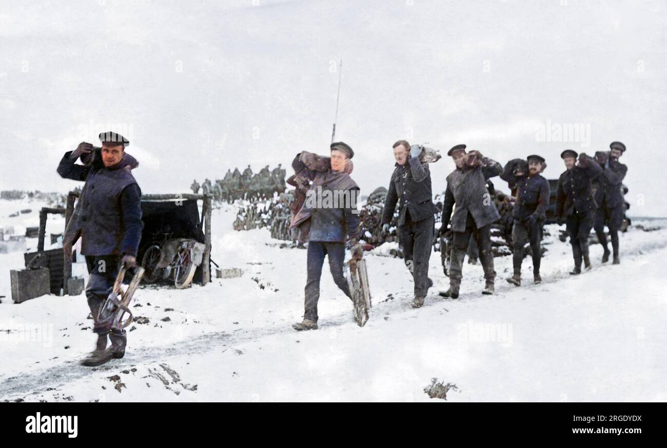 Artiglieri britannici che trasportavano proiettili su un cannone attraverso la neve sul fronte occidentale durante la prima guerra mondiale. Foto Stock