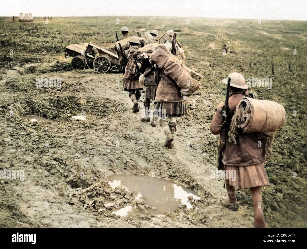 Le truppe britanniche che trasportavano sacchi di sabbia sul fronte occidentale in Francia (somme) durante la prima guerra mondiale. Foto Stock