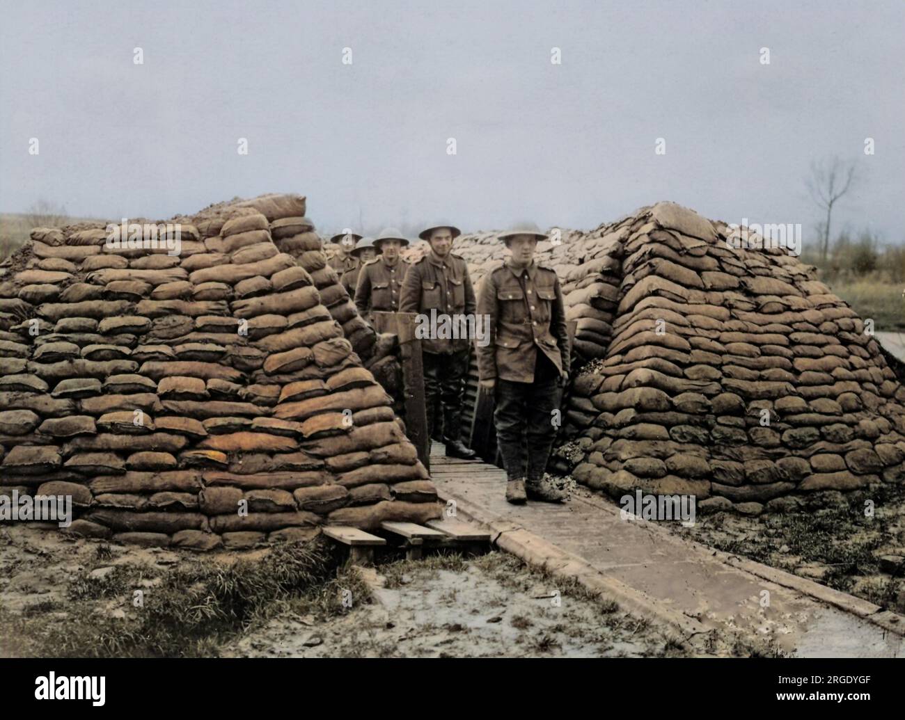 Una trincea di comunicazione costruita con sacchi di sabbia, sul fronte occidentale in Francia durante la prima guerra mondiale. Foto Stock