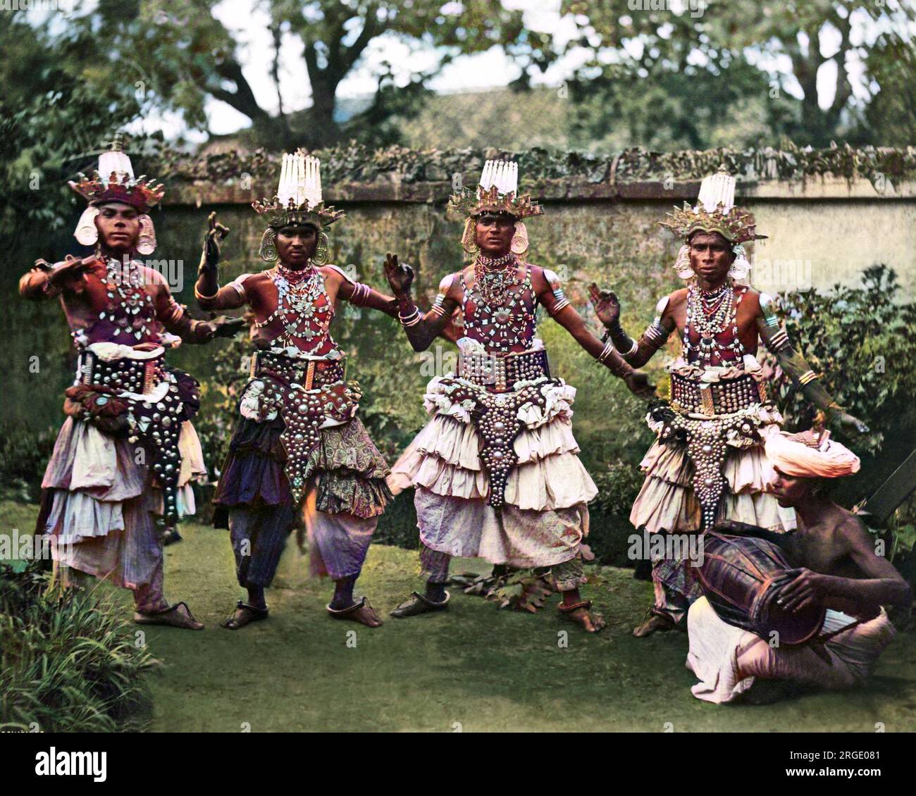 Danzatori del diavolo e batterista a Ceylon (Sri Lanka). Foto Stock