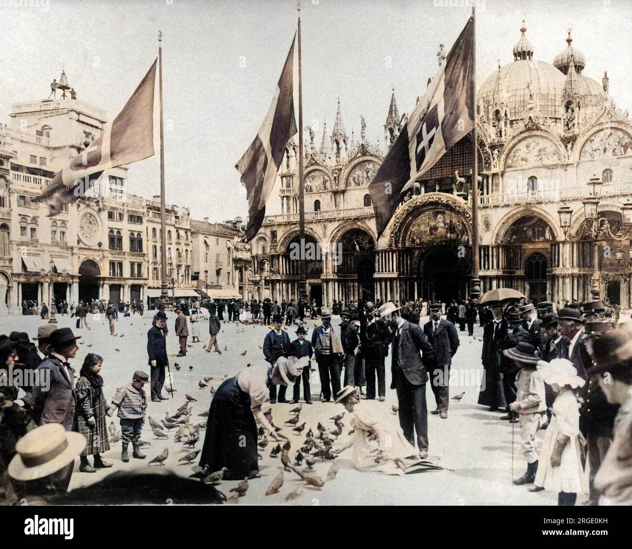 Gente che dà da mangiare ai piccioni, Piazza San Marco, Venezia, Italia. Foto Stock