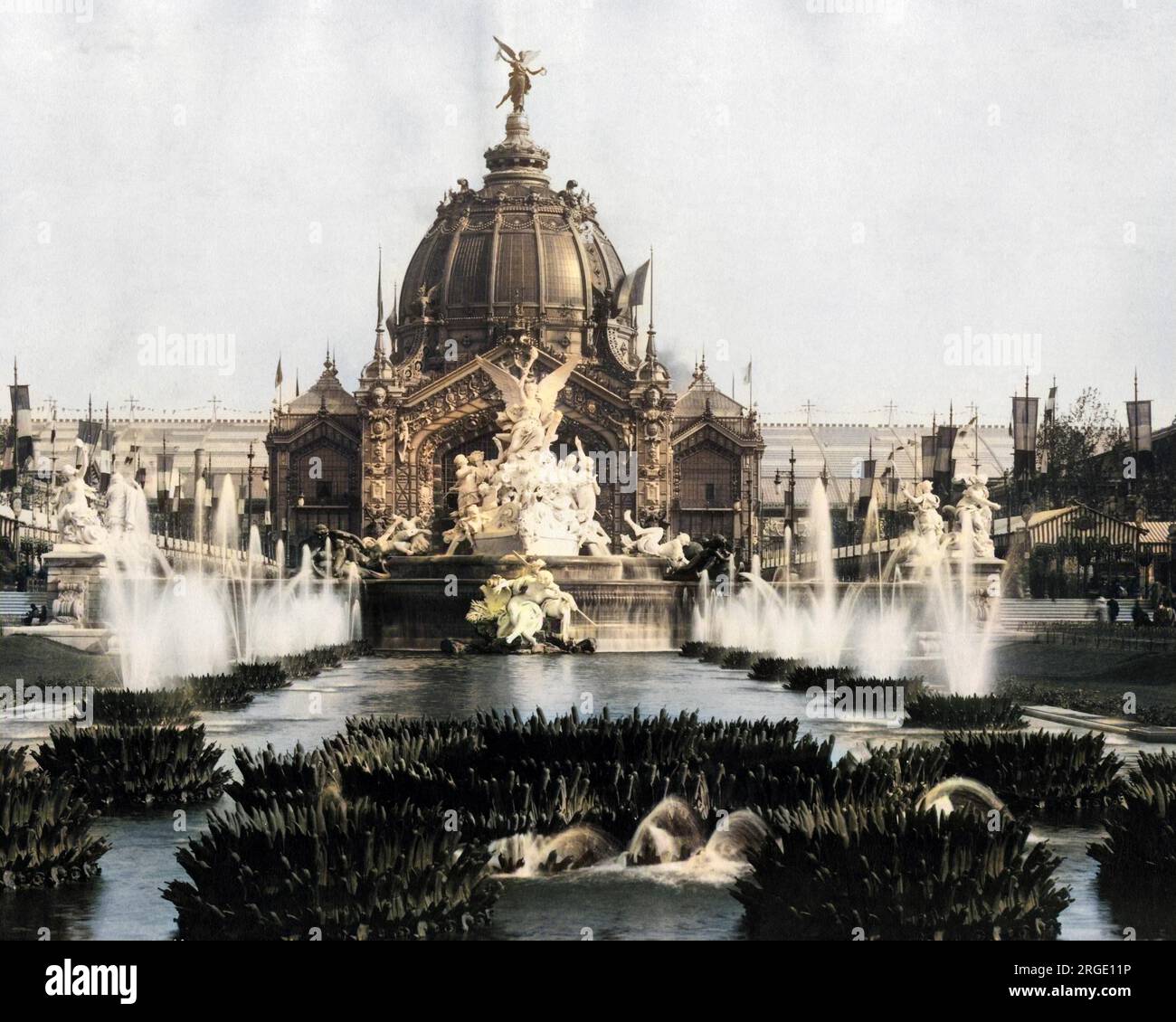 Scena durante l'esposizione universale (Exposition Universelle), Parigi, Francia, con una grande fontana e un edificio a cupola. Foto Stock