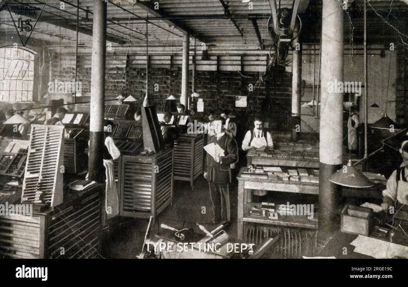 Dipartimento di Typesetting - Lamson Paragon Supply Co. Ltd., Canning Town, Londra. La Lamson Paragon Supply Company fu costituita negli anni '1880 come fusione tra la Paragon Check Book Company e la Lamson Store Service Company. Un elenco degli uffici postali contemporanei elenca l'azienda come creatori di libri di controllo. Negli anni '1970 la società si fuse per formare la Moore Paragon, una società di stampa globale. Foto Stock
