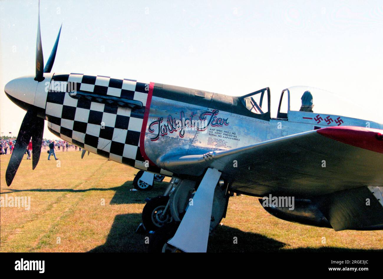 North American P-51D Mustang G-CBNM "Twilight Team" (msn 122-31590, ex USAAF 44-63864, R Swe AF 26158, Israel AF, 4X-AIM, N98CF), a Duxford. Foto Stock