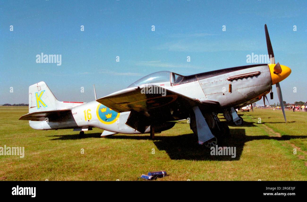 North American P-51D Mustang se-BKG (msn 122-31590, ex USAAF 44-63864, R Swe AF 26158, Israel AF, 4X-AIM. Divenne G-CBNM, N98CF), a Duxford. Foto Stock