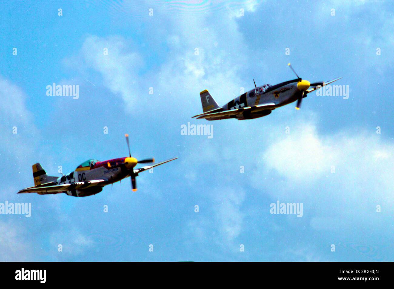 North American P-51D Mustang N11T 'Damn Yankee' (msn 122-40965), con North American A-36A Apache N251A, a Duxford. Foto Stock