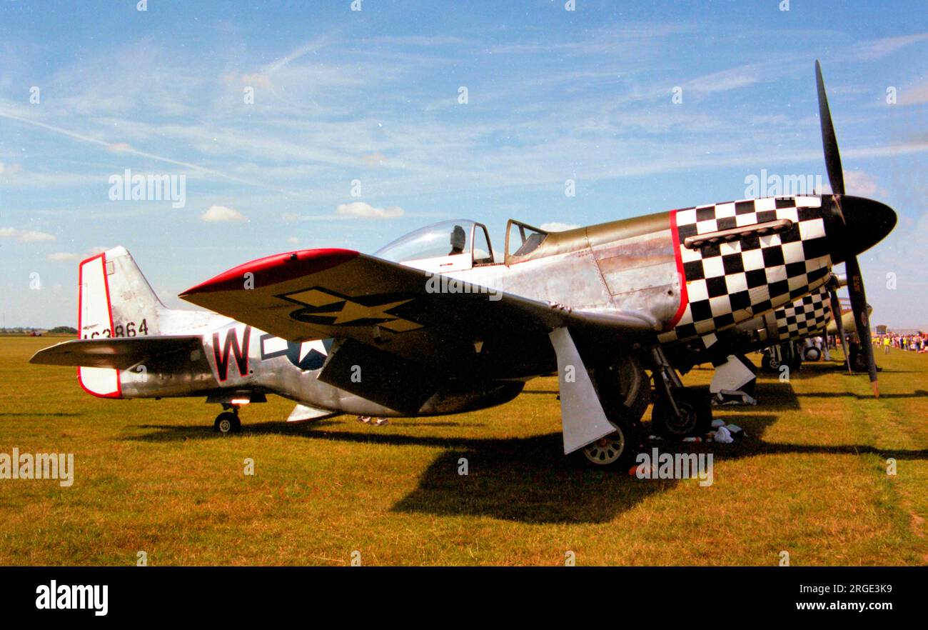 North American P-51D Mustang G-CBNM "Twilight Team" (msn 122-31590, ex USAAF 44-63864, R Swe AF 26158, Israel AF, 4X-AIM, N98CF), a Duxford. Foto Stock