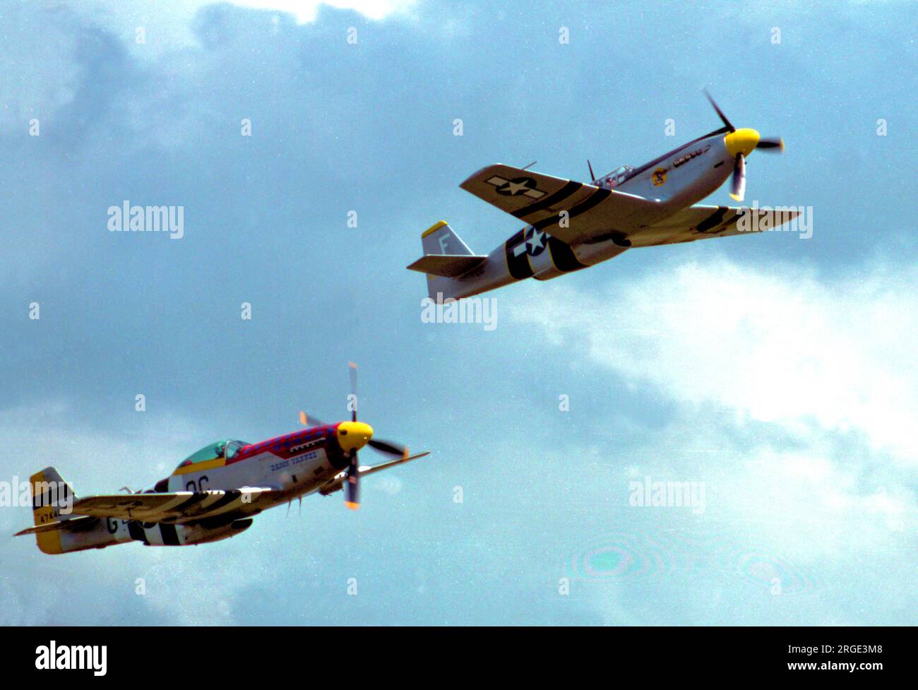 North American P-51D Mustang N11T 'Damn Yankee' (msn 122-40965), con North American A-36A Apache N251A, a Duxford. Foto Stock