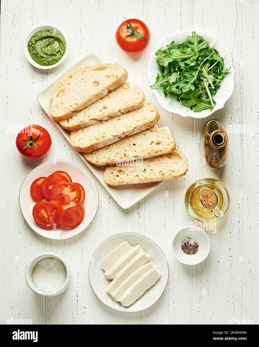 Ingredienti per preparare un sandwich Vegan Caprese Foto Stock