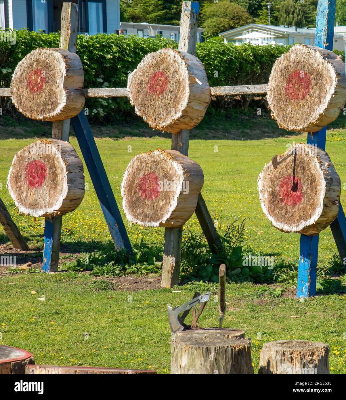 Tabelloni in legno per tiro con l'arco e lancio di asce Foto Stock