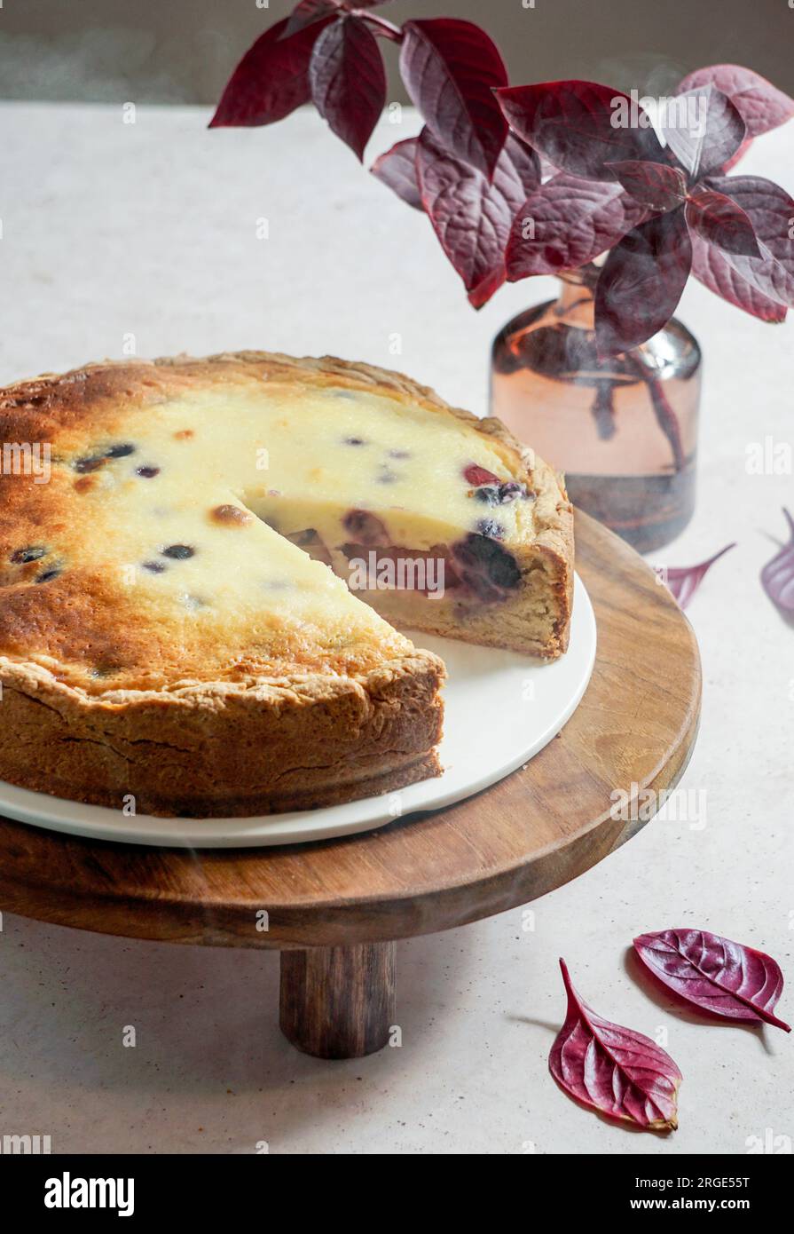 torta di prugne in stile asiatico minimalista, tovaglia di lino bianco e chiaro Foto Stock