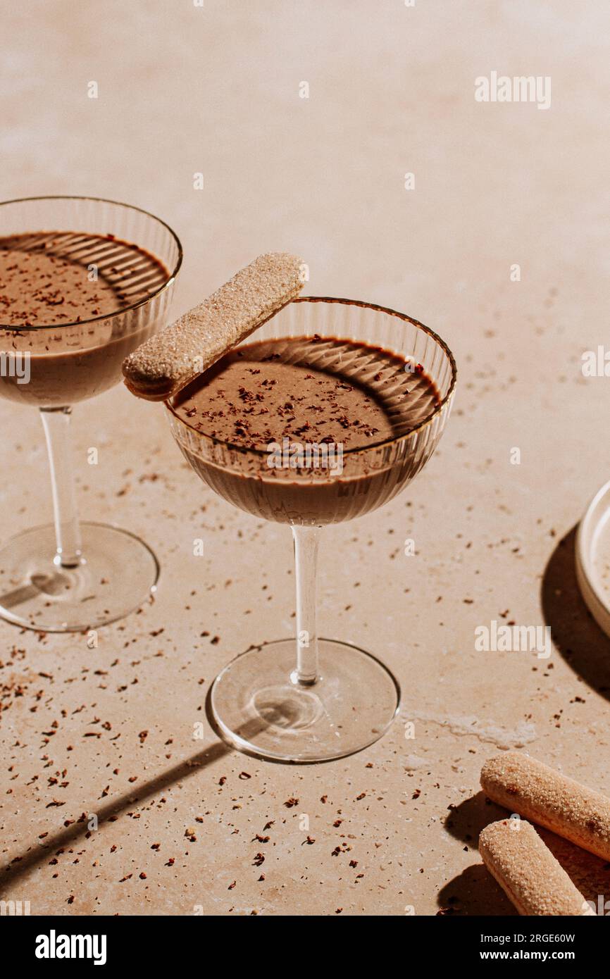 Martini di nocciole al cioccolato in condizioni di luce dura Foto Stock