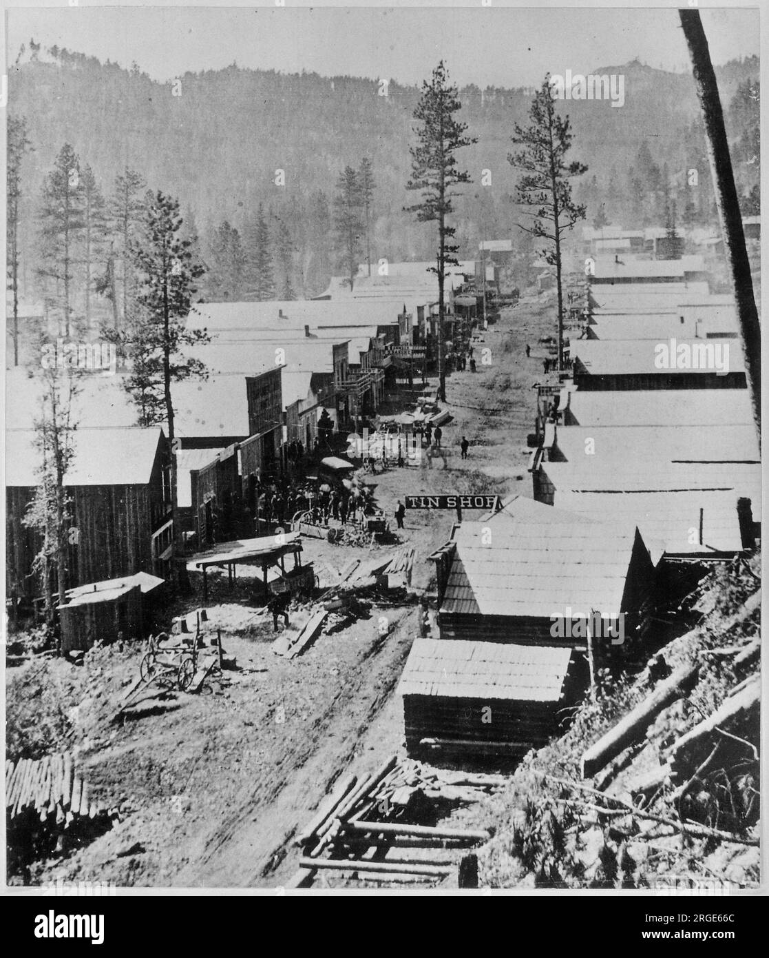 Deadwood nel 1876, vista generale della città della corsa all'oro del territorio del Dakota da una collina sopra. Foto Stock