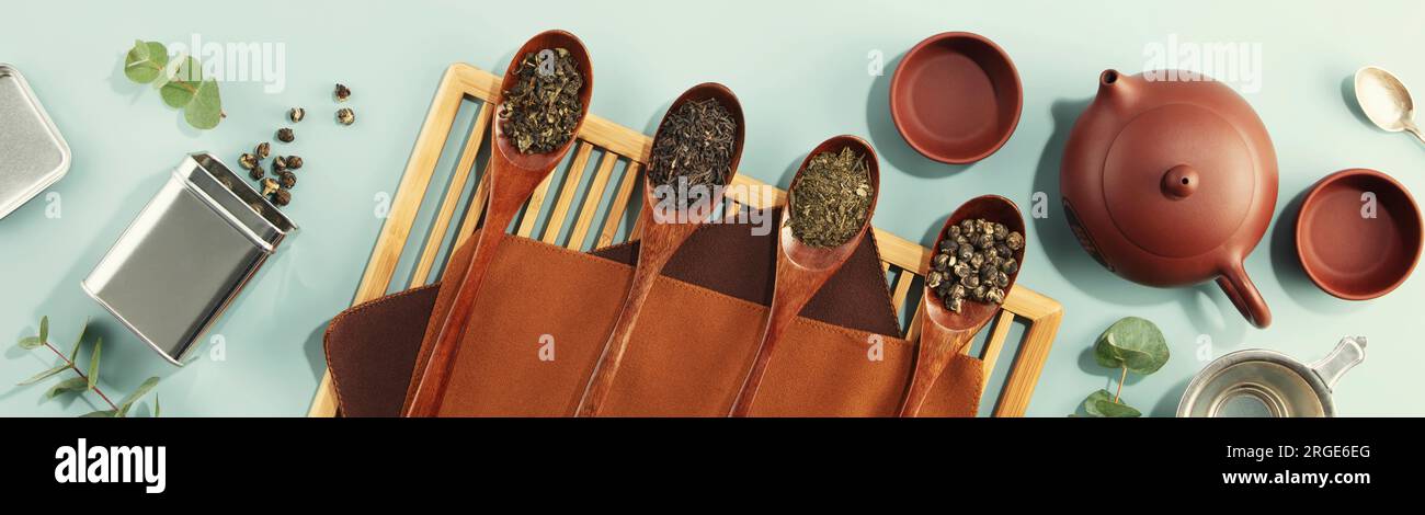 Splendido set per la tradizionale cerimonia del tè e la raccolta del tè in cucchiai di legno su sfondo azzurro piatto Foto Stock