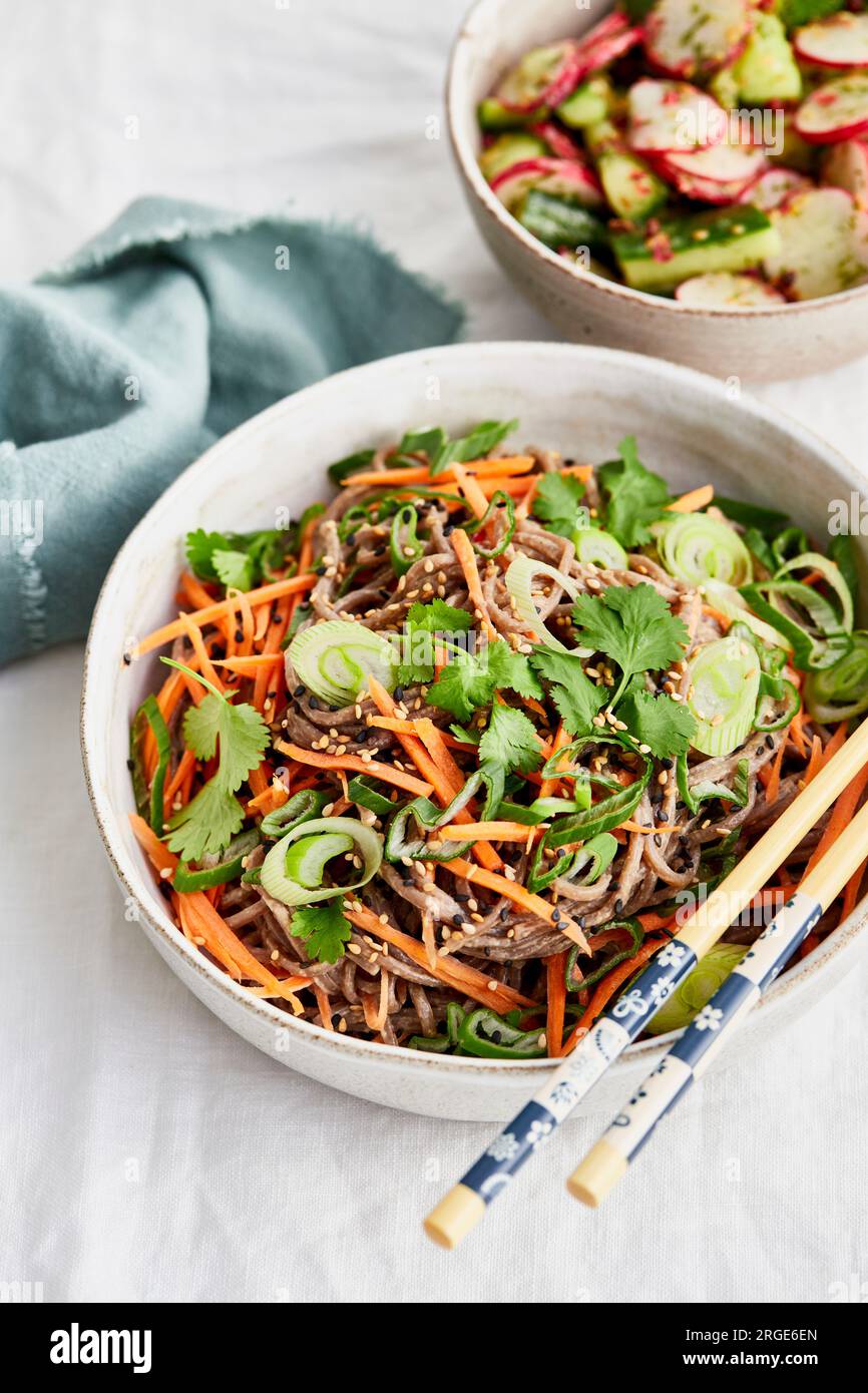 Tagliatelle di soba miso tahini con cetriolo, ravanello e insalata di semi di sesamo Foto Stock