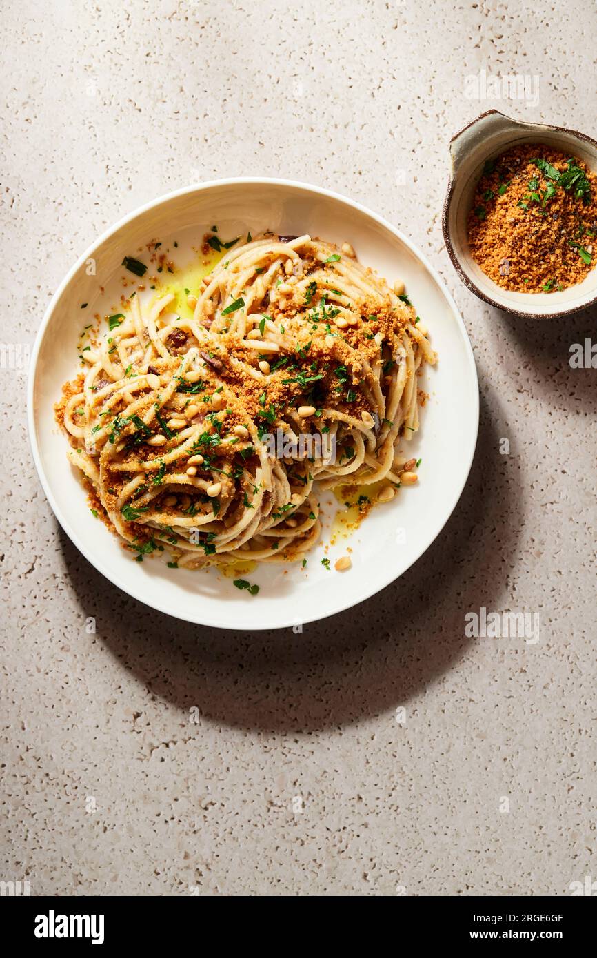 Spaghetti con olive, pinoli e pangrattato arrosto Foto Stock