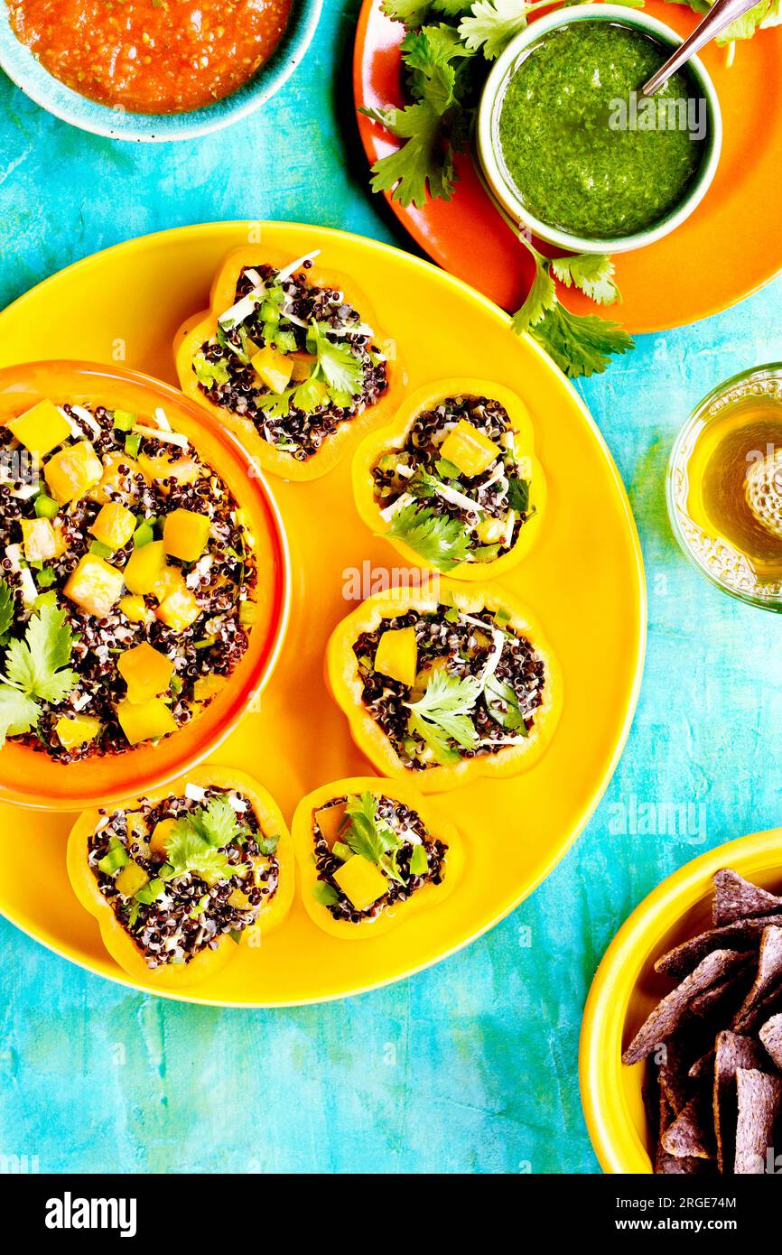 Mini peperoni ripieni di Quinoa nera Foto Stock