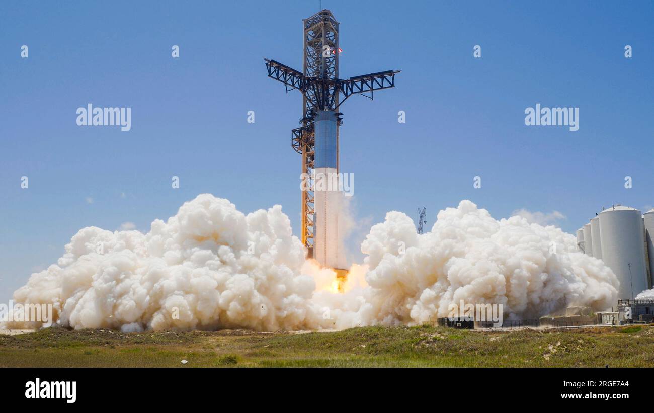 Boca Chica, Stati Uniti. 8 agosto 2023. Lo Starship Super Heavy Booster 9 di SpaceX completa un incendio statico domenica 6 agosto 2023 alla base stellare di Boca Chica, Texas. Booster 9 ha brevemente acceso tutti i 33 suoi motori; tuttavia, quattro di loro si sono spenti prematuramente, secondo un commento fatto da un rappresentante di SpaceX durante il webcast del test. Foto di SpaceX/UPI credito: UPI/Alamy Live News Foto Stock