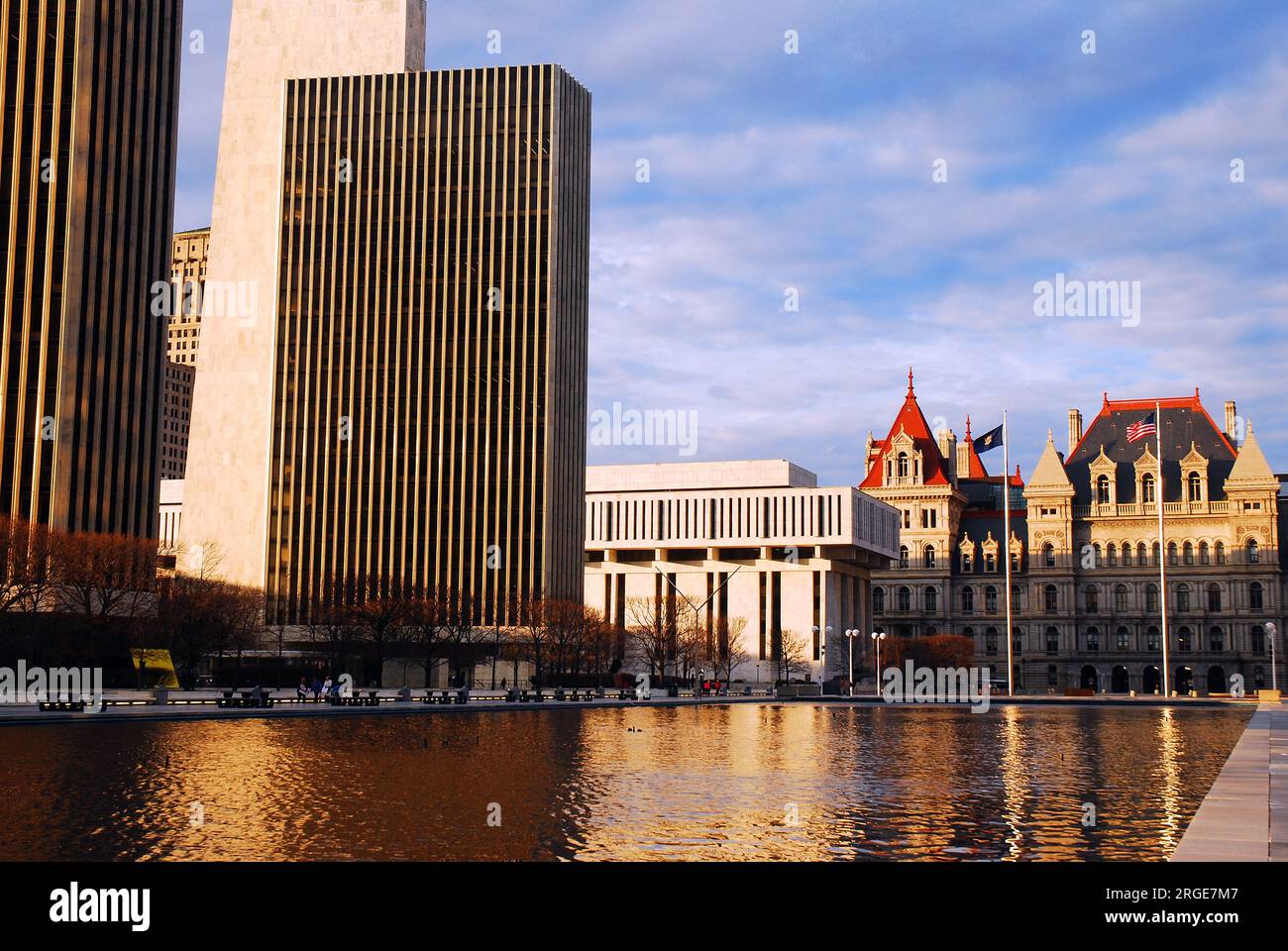 Lo storico Campidoglio dello Stato di New York sorge alla fine della moderna Empire Plaza ad Albany, il centro del governo e della politica dello stato Foto Stock
