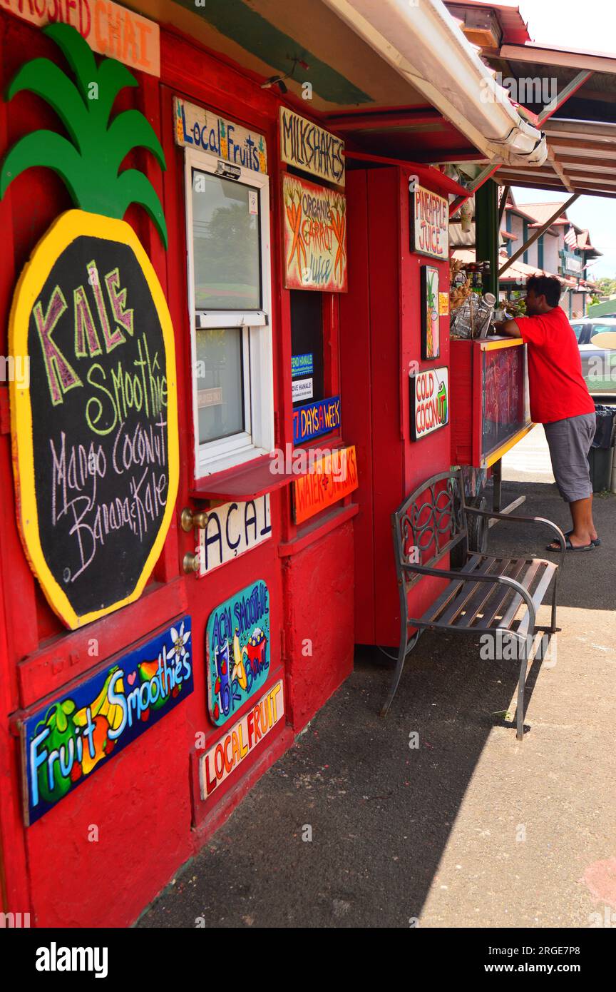 Un piccolo e colorato banco di frutta a Kauai, Hawaii, offre frutta e verdura tropicali in formato frullato, un grazioso chiosco Foto Stock