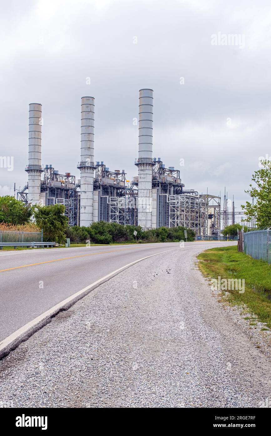 Vista sulla strada di un impianto petrolchimico situato a Sarnia, Ontario. Foto Stock