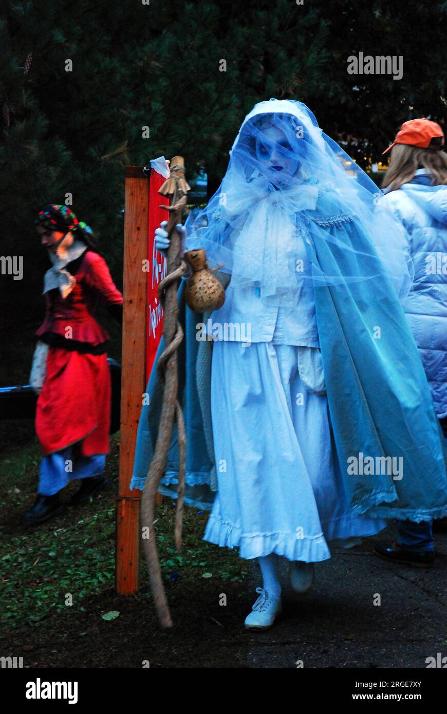 Una giovane donna è vestita come uno spirito con un costume fantasma durante un festival di Halloween a Sleepy Hollow New York Foto Stock