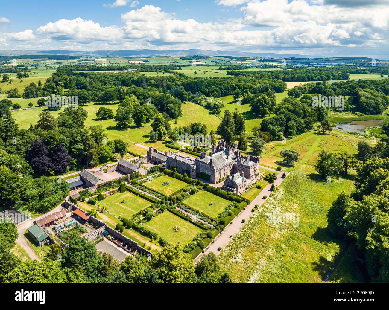 Hutton nella foresta da un drone, Skelton, Cumberland, Lake District, Cumbria, Inghilterra Foto Stock