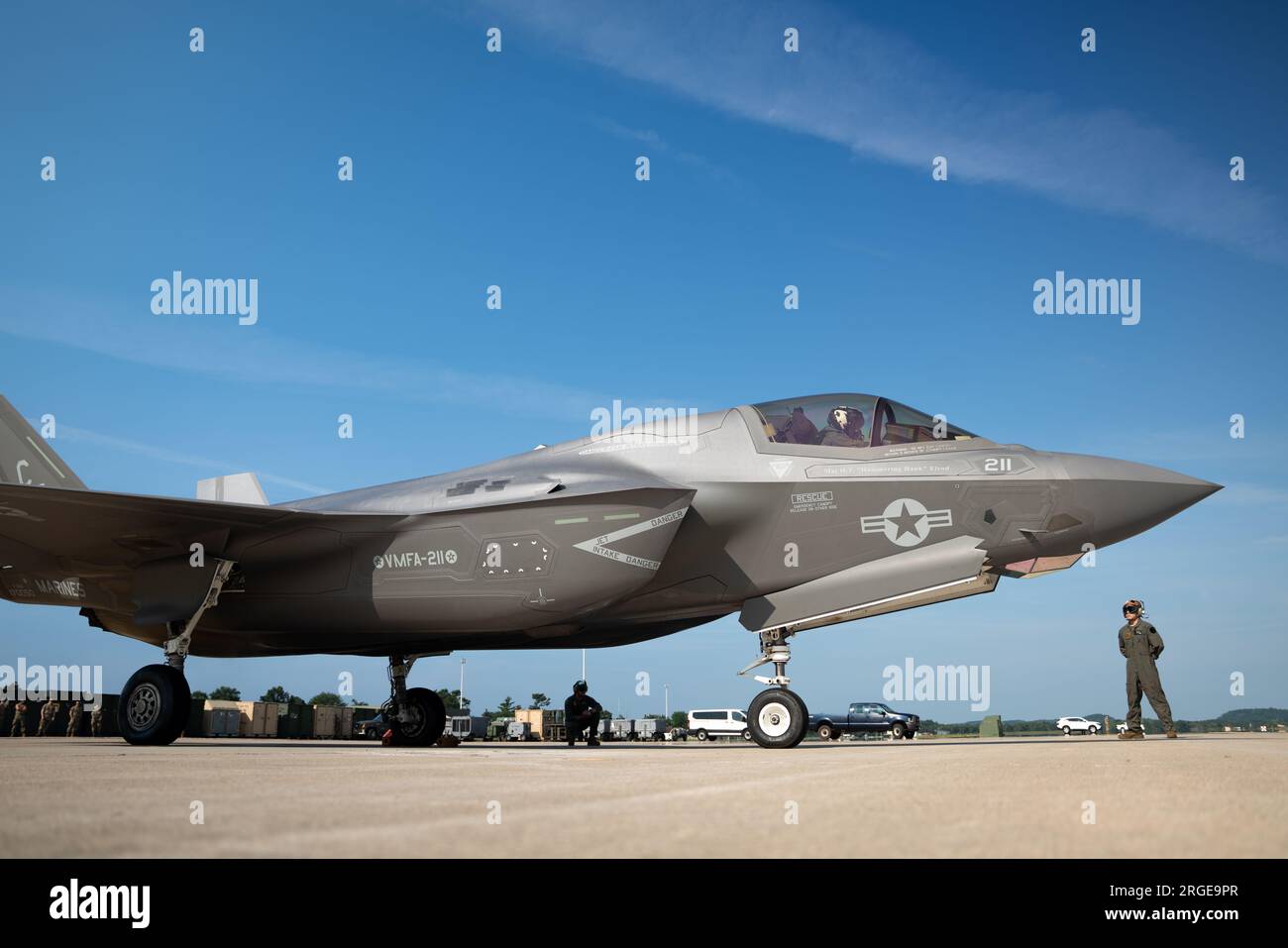 U.S. Marines with Marine Fight Attack Squadron (VMFA-211), 3d Marine Aircraft Wing, conducono controlli preliminari di volo F-35B Lightning II durante Northern Lightning 23 presso Volk Field Air National Guard base, Wisconsin, 7 agosto 2023. Questa iterazione dell'illuminazione settentrionale offre l'opportunità di addestrarsi con la Guardia nazionale aerea locale e di realizzare un addestramento annuale del Marine Aircraft Control Group-48 (MACG-48) con il sostegno di VMFA-211 per dimostrare la letalità aerea con livello tattico e addestramento completo e di fascia alta. Foto Stock