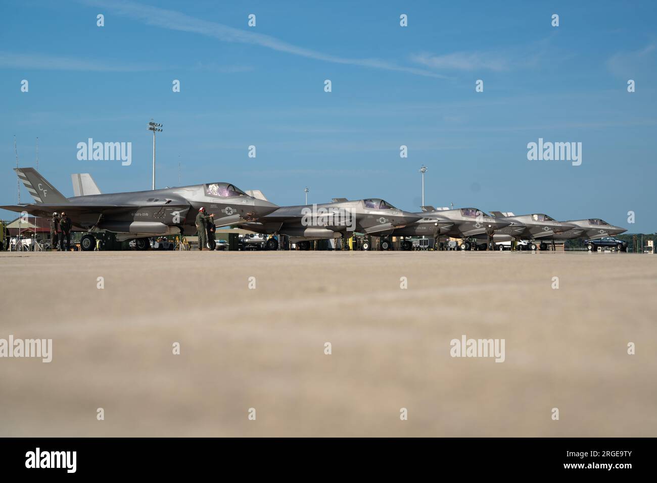 U.S. Marines with Marine Fight Attack Squadron (VMFA-211), 3d Marine Aircraft Wing, conducono controlli preliminari di volo F-35B Lightning II durante Northern Lightning 23 presso Volk Field Air National Guard base, Wisconsin, 7 agosto 2023. Questa iterazione dell'illuminazione settentrionale offre l'opportunità di addestrarsi con la Guardia nazionale aerea locale e di realizzare un addestramento annuale del Marine Aircraft Control Group-48 (MACG-48) con il sostegno di VMFA-211 per dimostrare la letalità aerea con livello tattico e addestramento completo e di fascia alta. Foto Stock