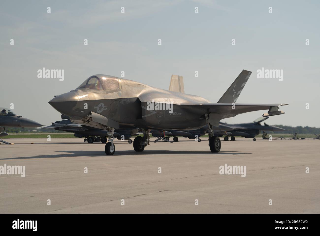 U.S. Marines with Marine Fight Attack Squadron (VMFA-211), 3d Marine Aircraft Wing, conducono controlli preliminari di volo F-35B Lightning II durante Northern Lightning 23 presso Volk Field Air National Guard base, Wisconsin, 7 agosto 2023. Questa iterazione dell'illuminazione settentrionale offre l'opportunità di addestrarsi con la Guardia nazionale aerea locale e di realizzare un addestramento annuale del Marine Aircraft Control Group-48 (MACG-48) con il sostegno di VMFA-211 per dimostrare la letalità aerea con livello tattico e addestramento completo e di fascia alta. Foto Stock