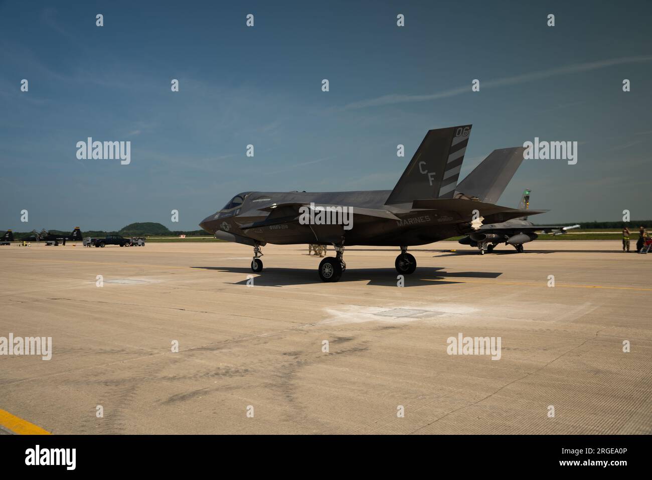 U.S. Marines with Marine Fight Attack Squadron (VMFA-211), 3d Marine Aircraft Wing, conducono controlli preliminari di volo F-35B Lightning II durante Northern Lightning 23 presso Volk Field Air National Guard base, Wisconsin, 7 agosto 2023. Questa iterazione dell'illuminazione settentrionale offre l'opportunità di addestrarsi con la Guardia nazionale aerea locale e di realizzare un addestramento annuale del Marine Aircraft Control Group-48 (MACG-48) con il sostegno di VMFA-211 per dimostrare la letalità aerea con livello tattico e addestramento completo e di fascia alta. Foto Stock