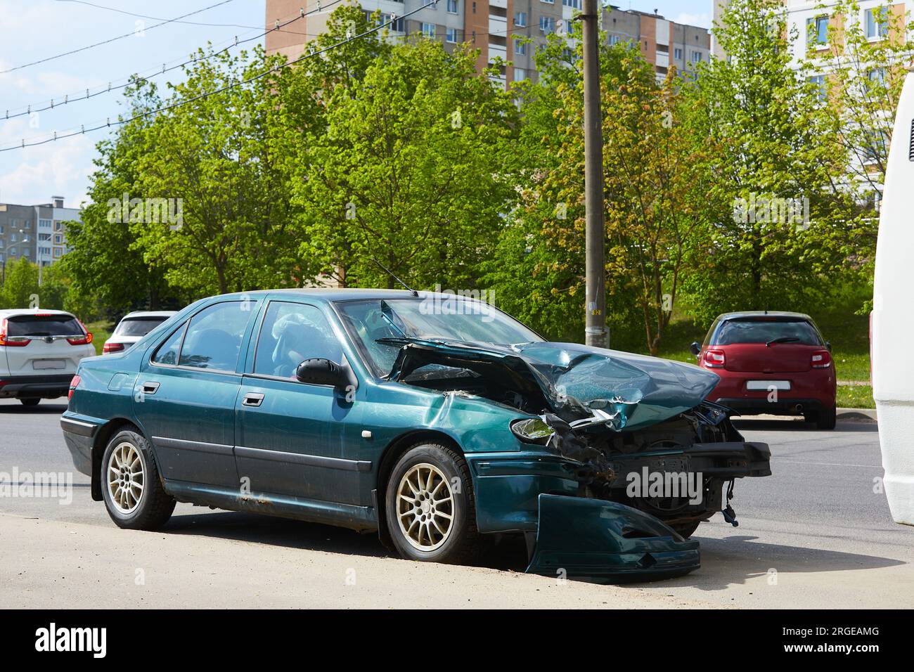 incidente d'auto con gravi danni alla parte anteriore. auto in collisione su strada. Foto Stock