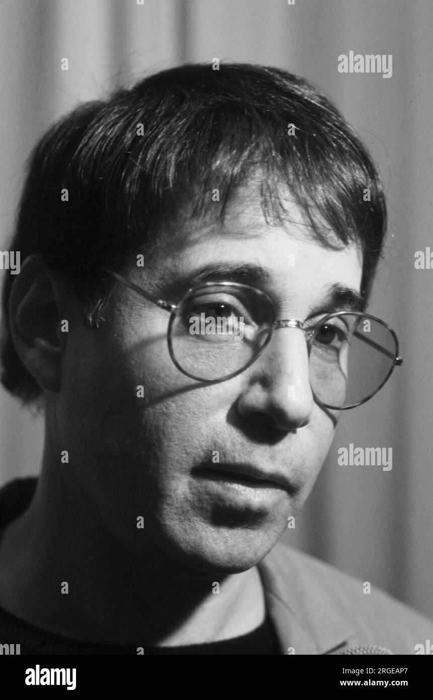 Musicista, cantautore, performer Paul Simon alla conferenza stampa di New York - 1987. Paul Frederic Simon (New York) è un cantautore statunitense. Uno degli artisti più celebri del ventesimo secolo, la carriera di Simon abbraccia sei decenni. Nato nel New Jersey, Simon è cresciuto nel Queens, New York, e ha sviluppato un interesse per la musica rock nella sua adolescenza. Foto di Bernard Gotfryd Foto Stock