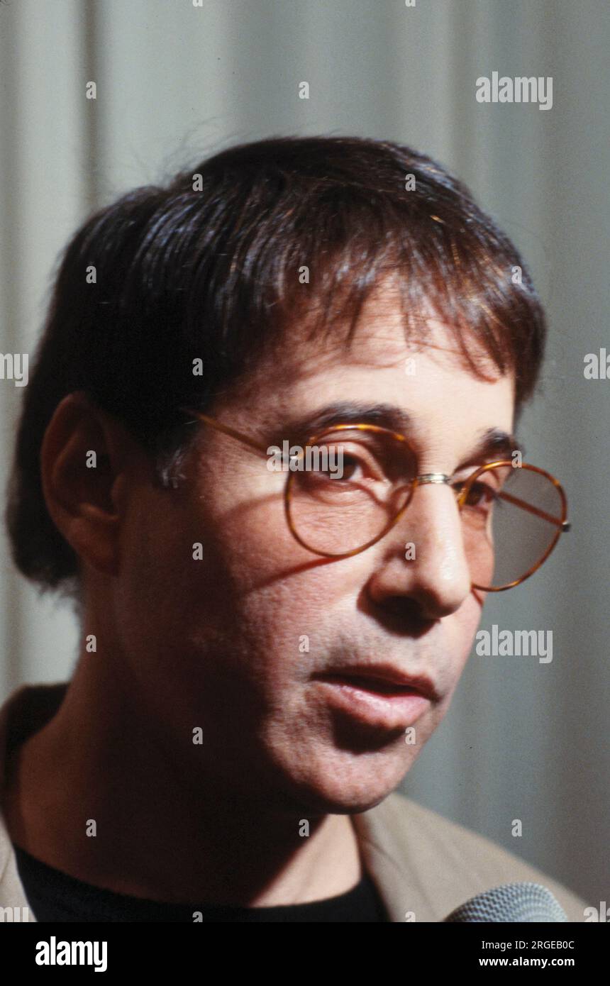 Musicista, cantautore, performer Paul Simon alla conferenza stampa di New York - 1987. Paul Frederic Simon (New York) è un cantautore statunitense. Uno degli artisti più celebri del ventesimo secolo, la carriera di Simon abbraccia sei decenni. Nato nel New Jersey, Simon è cresciuto nel Queens, New York, e ha sviluppato un interesse per la musica rock nella sua adolescenza. Foto di Bernard Gotfryd Foto Stock