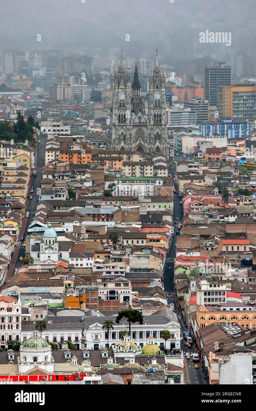 Una vista di Quito in Ecuador guardando verso la Basilica del voto Nazionale (spagnolo: Basílica del voto Nacional). Questa chiesa cattolica romana si trova Foto Stock