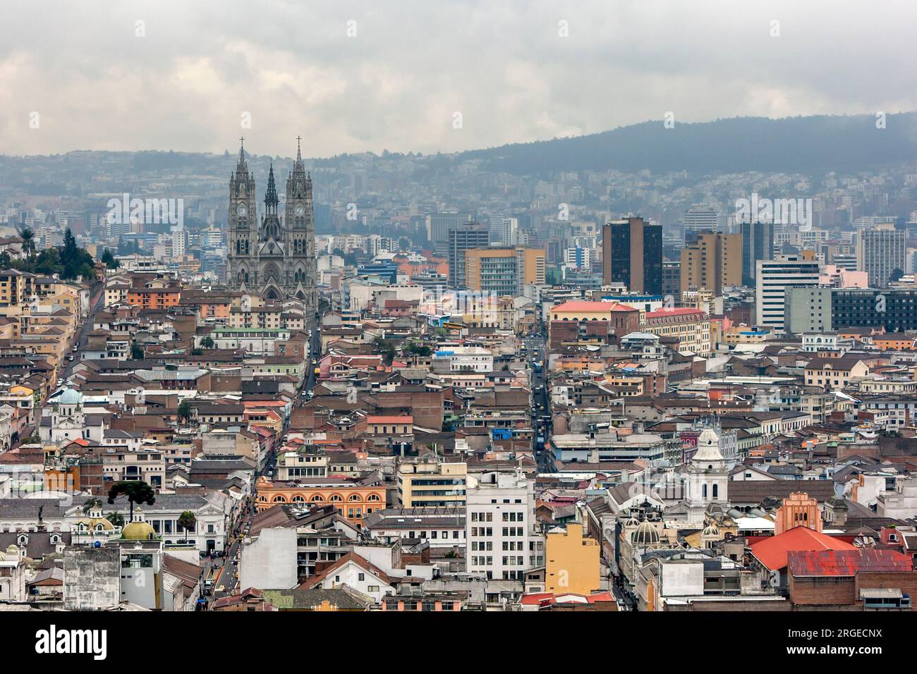 Una vista di Quito in Ecuador che guarda verso la Basilica del voto Nazionale (spagnolo: Basílica del voto Nacional) e il quartiere centrale degli affari. Foto Stock