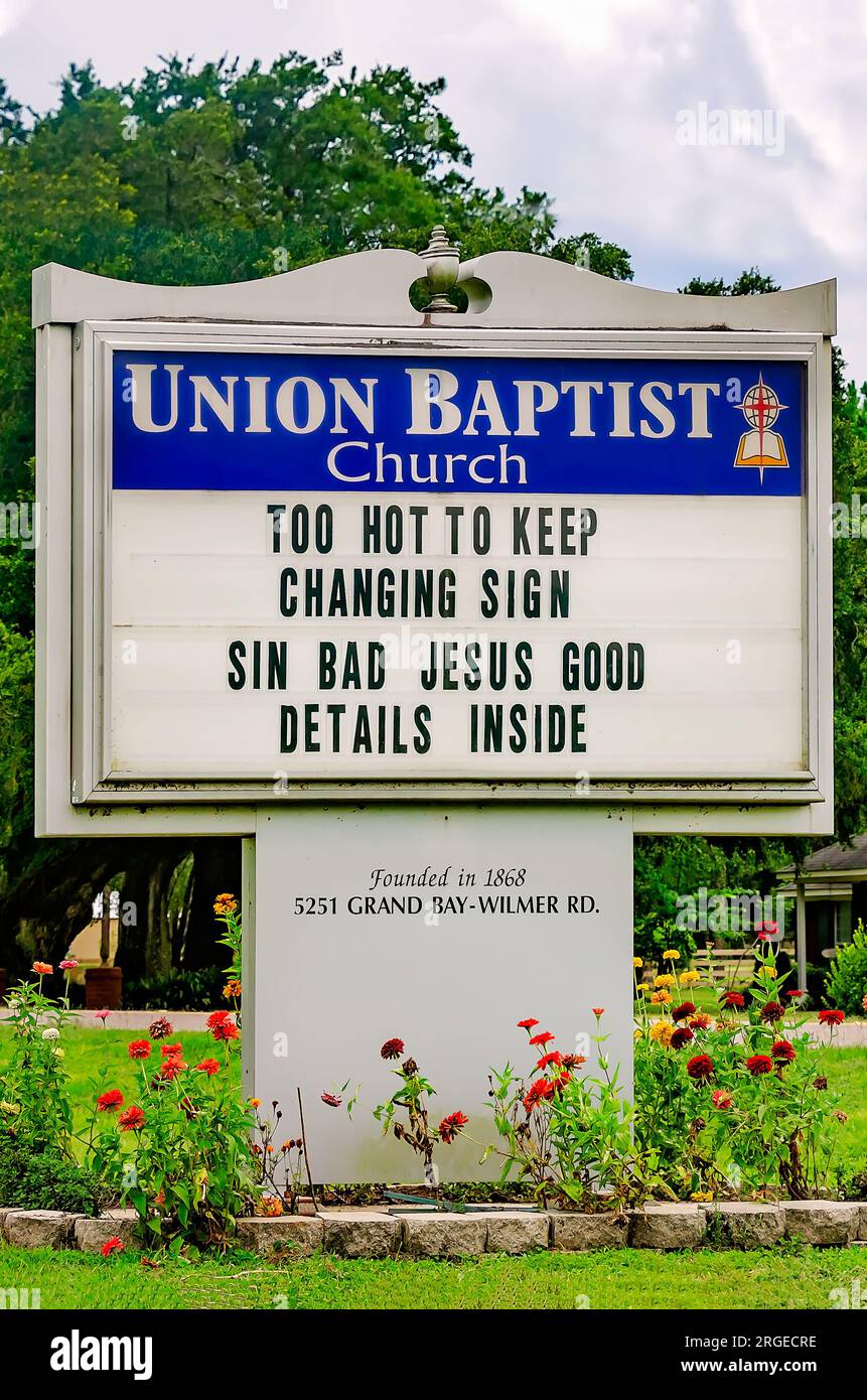 Un cartello alla Union Baptist Church dichiara che le temperature sono troppo calde per continuare a cambiare il cartello, 8 agosto 2023, a Grand Bay, Alabama. Foto Stock