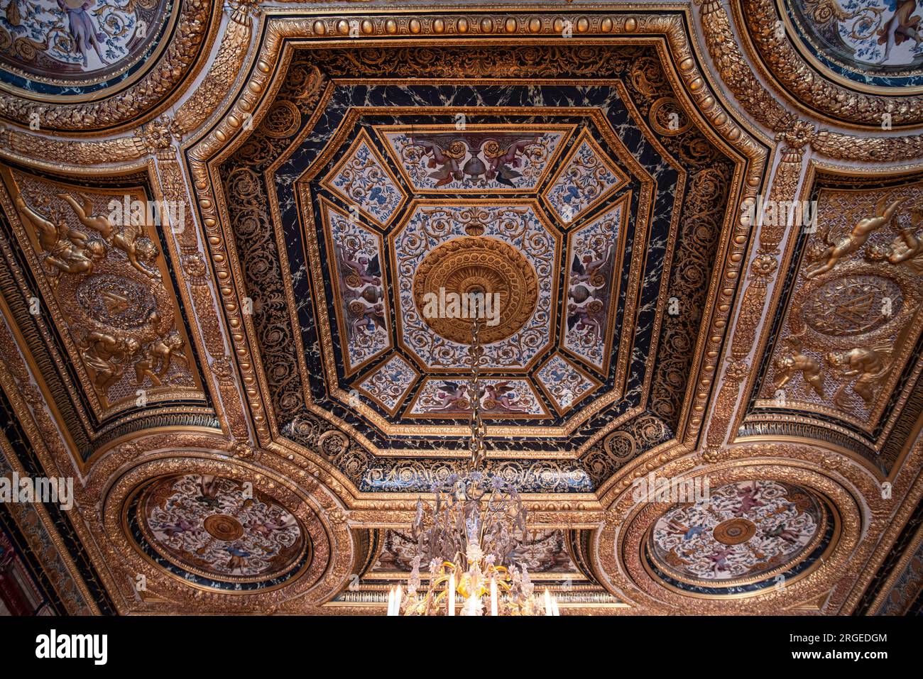 Decorazione barocca su un soffitto del Château de Fontainebleau in Francia Foto Stock