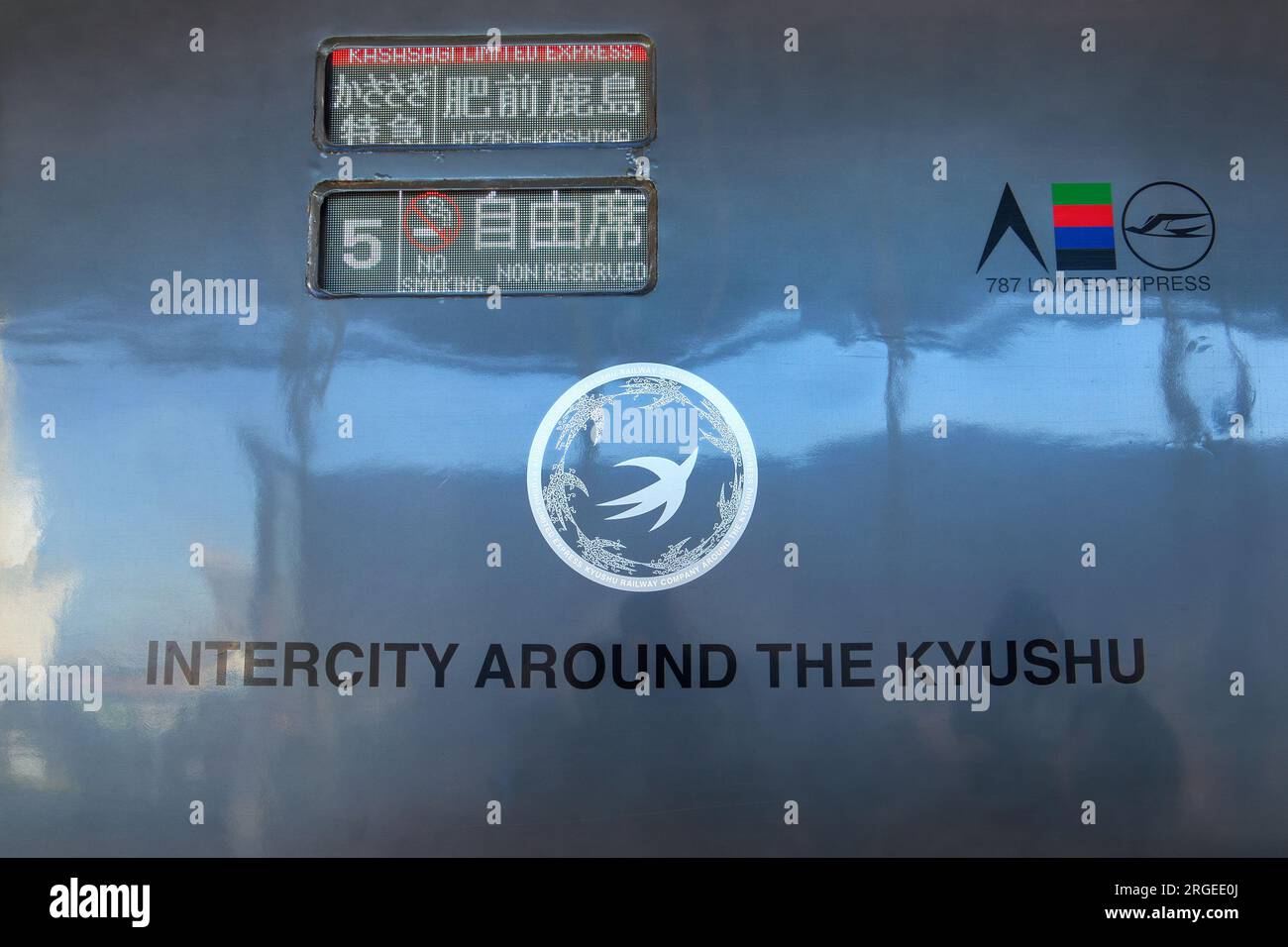 Saga, Giappone - novembre 28 2022: La serie 787 è un tipo di unità elettrica multiplo CA operata su servizi espressi limitati dalla Kyushu Railway Company (JR Kyus Foto Stock