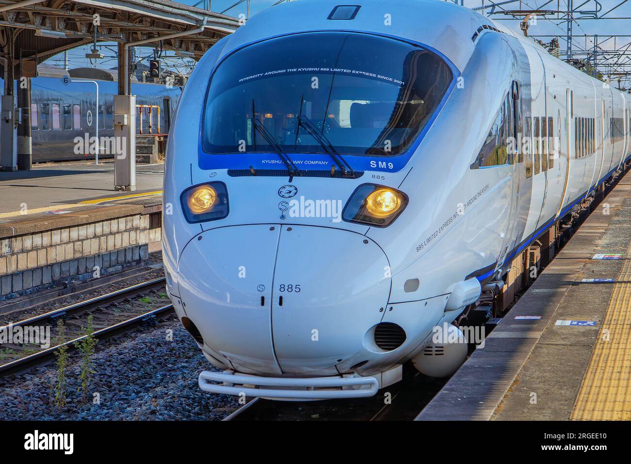 Saga, Giappone - Novembre 28 2022: La 885 operò su servizi espressi limitati dalla Kyushu Railway Company. Il treno viene utilizzato sul tragitto tra Taipei e H. Foto Stock