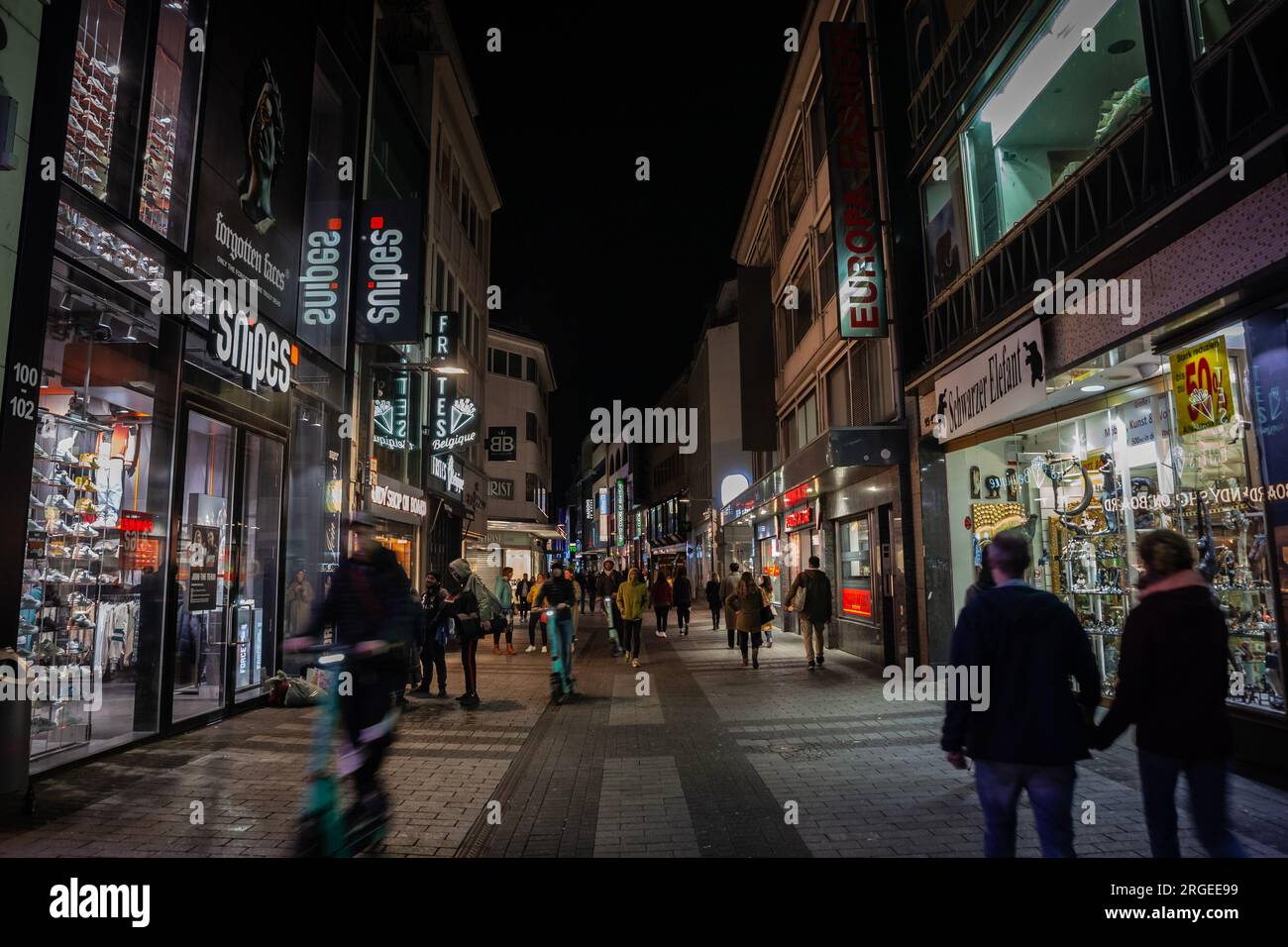 Foto di Hohe Strasse con negozi e negozi il sabato sera a Colonia, Germania. Hohe Straße è una strada commerciale nel centro storico di Colonia, GE Foto Stock