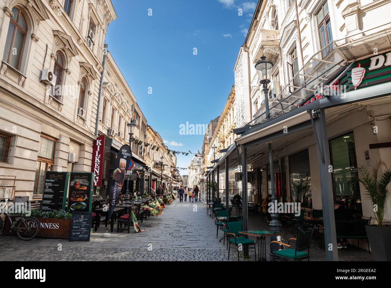 Foto del panorama di strada selari nel centro storico, centrul istorico, di Bucarest, Romania. Il centro storico si trova nel centro di Bucarest, Roma Foto Stock