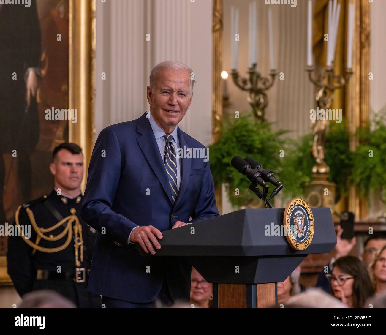 WASHINGTON, D.C. — 7 agosto 2023: Il presidente Joe Biden fa osservazioni nella sala est della Casa Bianca. Foto Stock