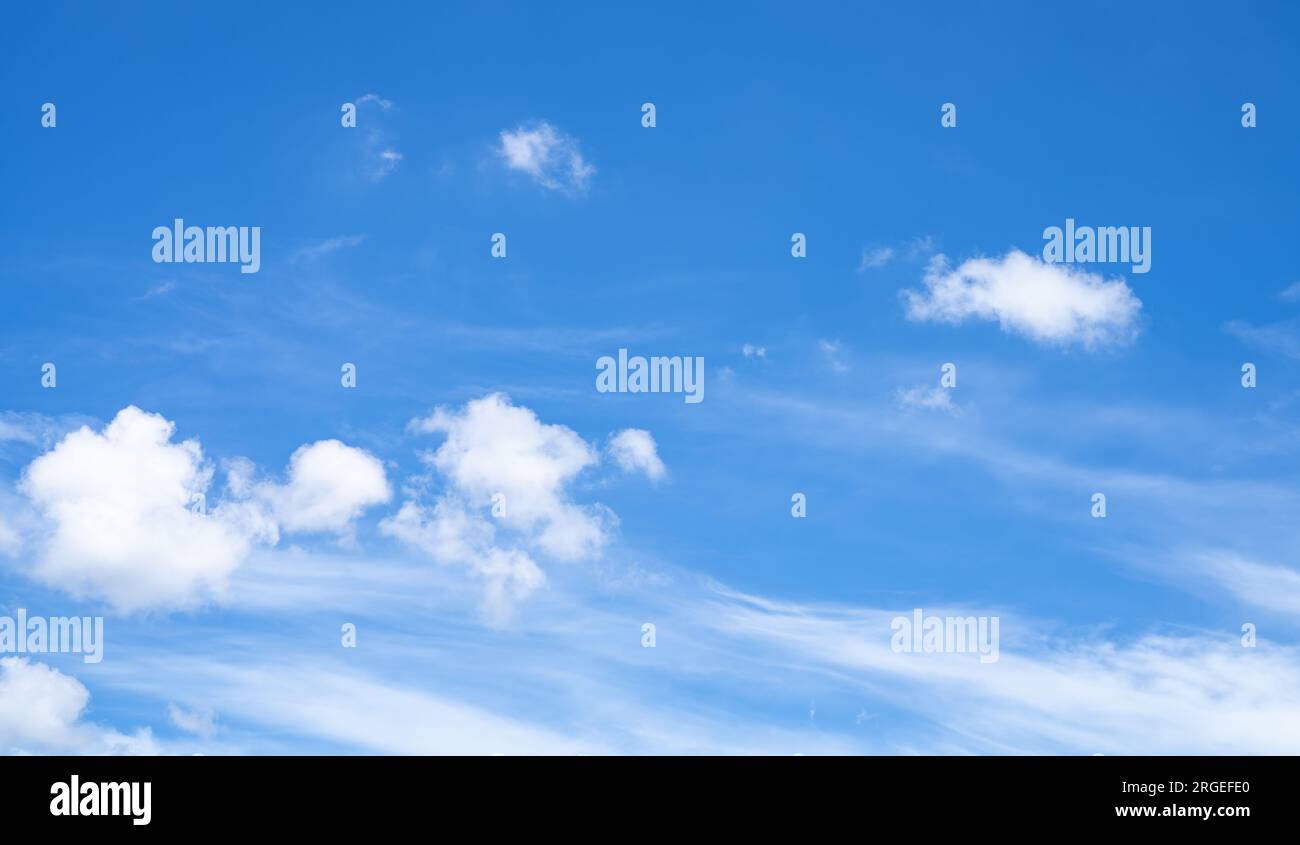 Splendido cielo blu e nuvole bianche di cumulus sfondo astratto. Sfondo  Cloudscape. Cielo blu e soffici nuvole bianche nelle giornate di sole. Bel  blu Foto stock - Alamy