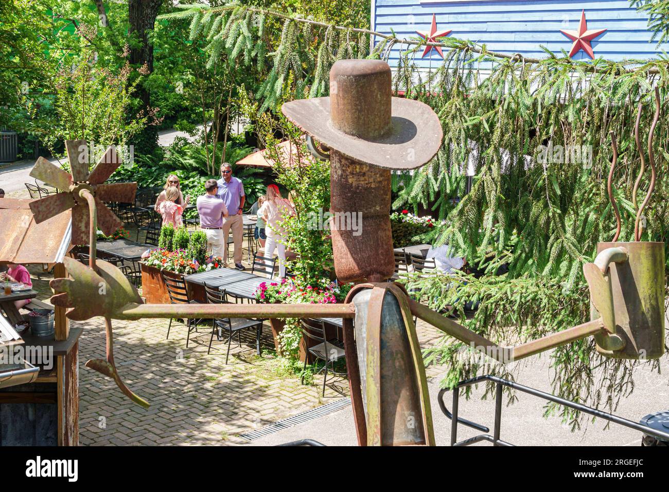 Flat Rock North Carolina, Flat Rock Village Bakery, opere d'arte umoristiche primitive in metallo, uomini uomini uomini, donne donne donne donne donne donne, adulti, residenti, cou Foto Stock
