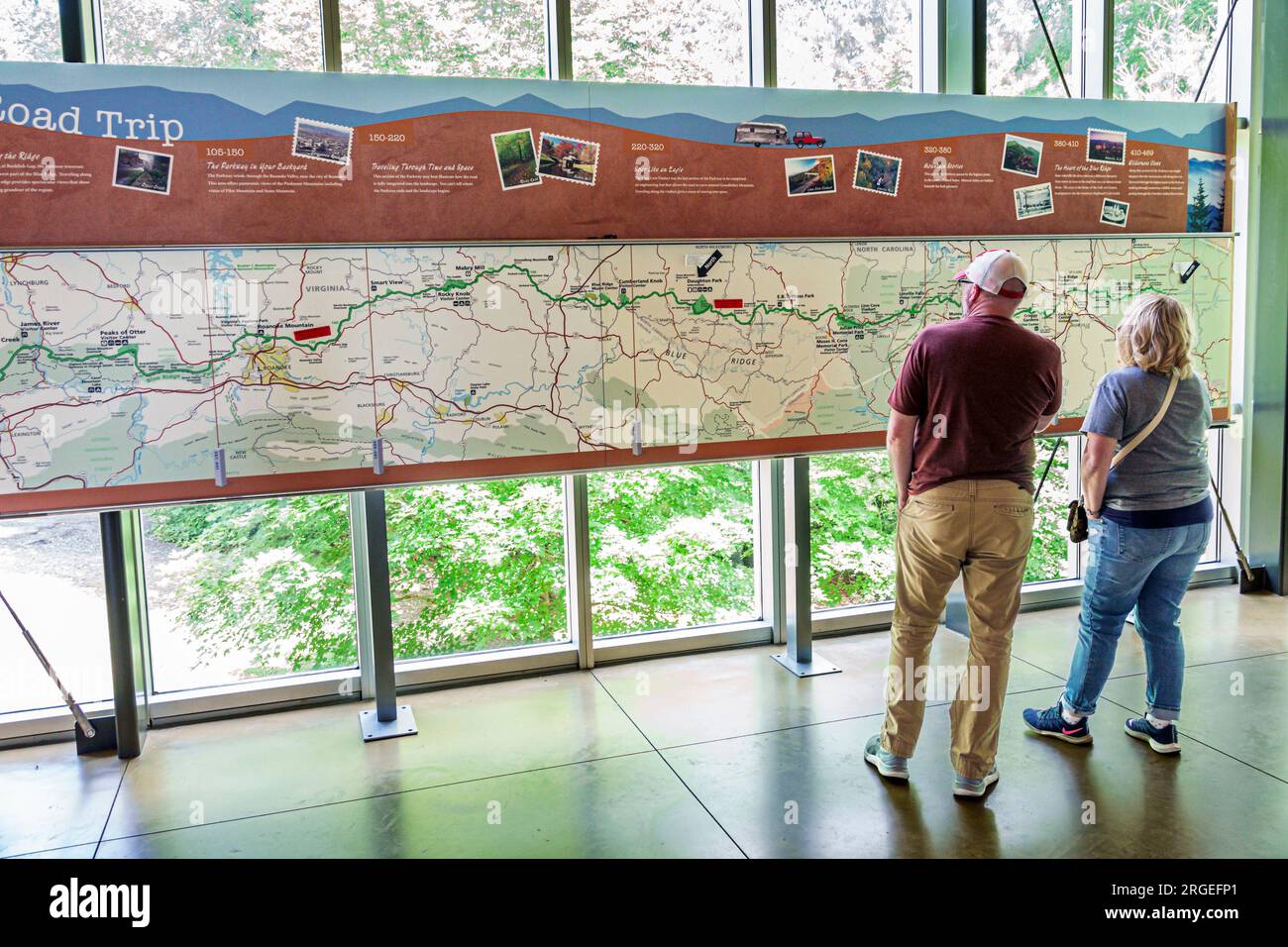 Asheville, North Carolina, Appalachian Mountains, centro visitatori Blue Ridge Parkway, cartina panoramica, uomo uomo uomo uomo uomo, donna donna donna donna donna donna, colpo di stato adulto Foto Stock