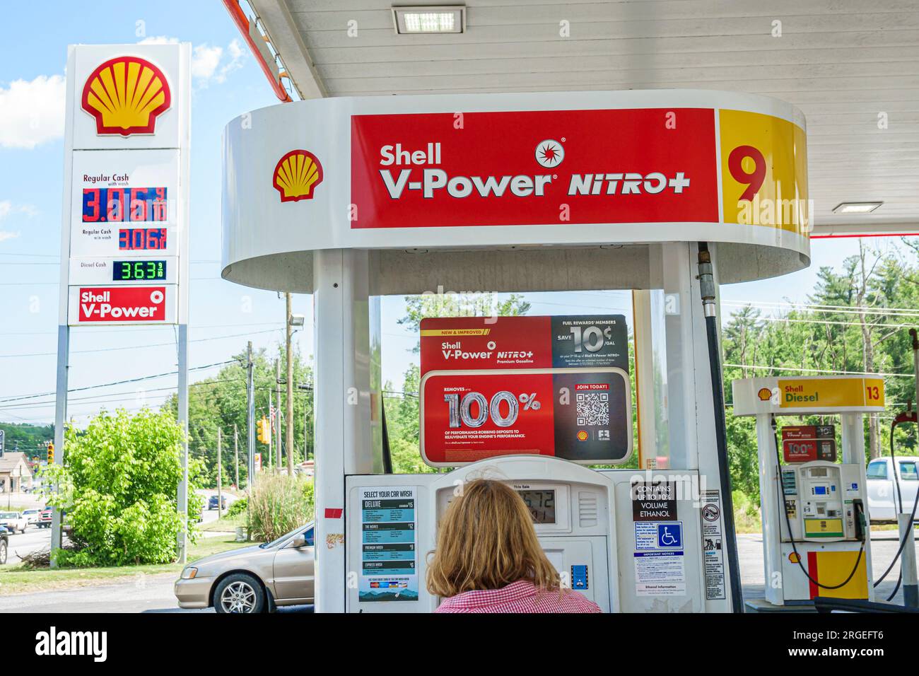 Arden North Carolina, distributore di benzina Shell, servizio self-service che cerca un cliente, donna donna donna donna donna donna, adulto, residente, informazioni cartello, promozioni Foto Stock