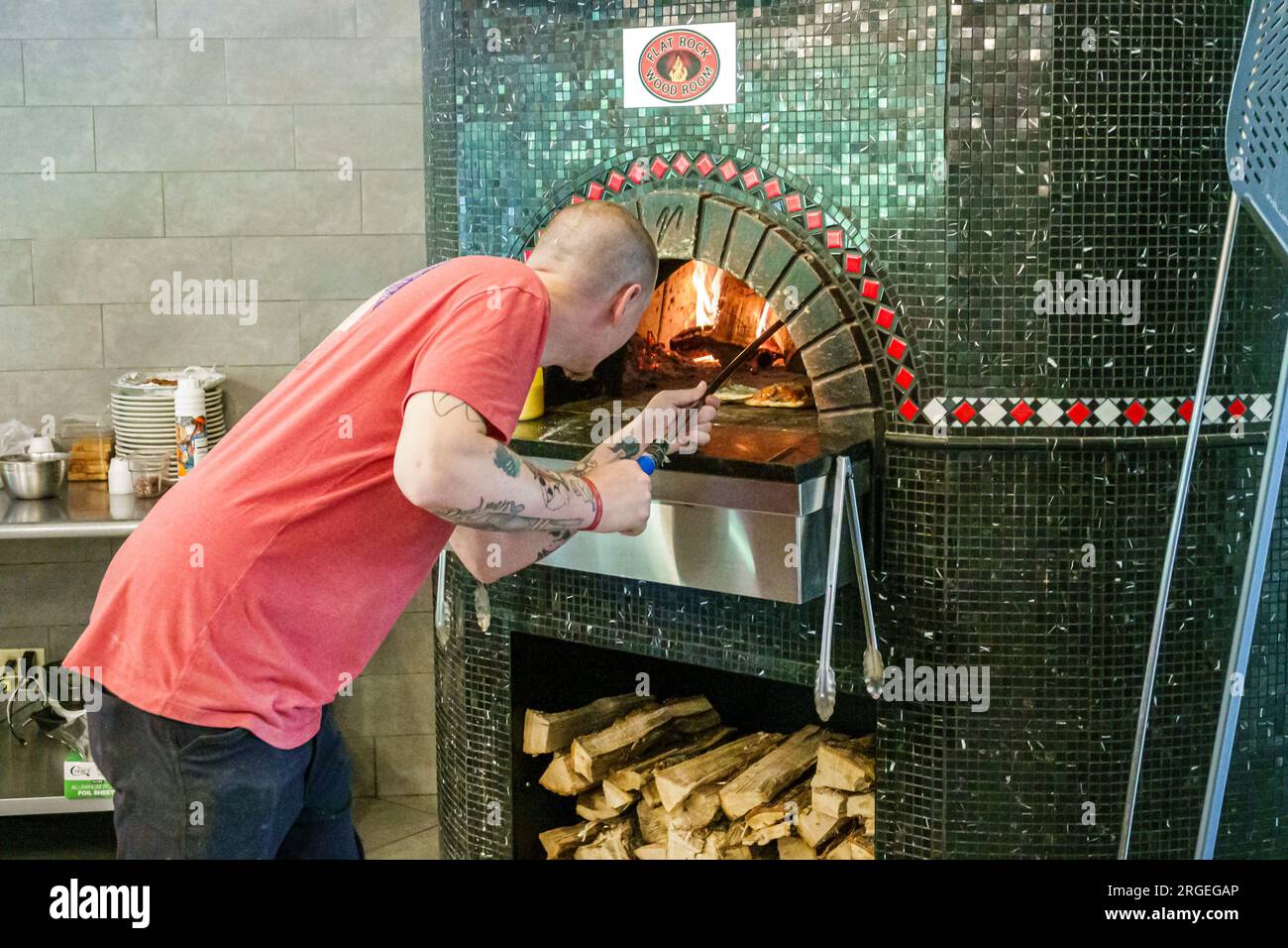 Flat Rock North Carolina, Flat Rock Wood Room, forno a legna, uomo cuoco maschio, adulto, residente, interno interno, ristorante interno, ristorante Foto Stock