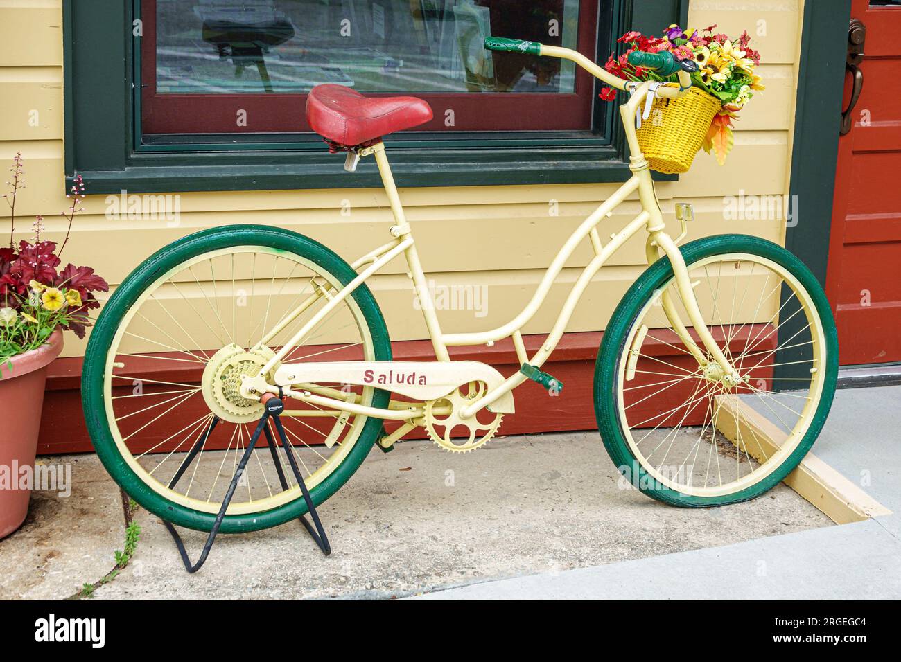 Saluda North Carolina, Historic Depot & Museum, cesto di biciclette d'epoca, fiori, esterno esterno, ingresso frontale dell'edificio Foto Stock