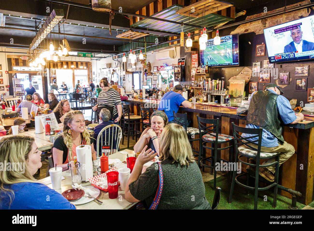 Forest City North Carolina, The Hoot Nannie, uomo uomo uomo uomo, donna donna donna donna donna, adulti residenti, interni interni interni, ristorante ristorante Foto Stock